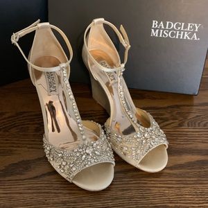 Badgley Mischka Sara Wedge Bridal 7.5 Ivory
